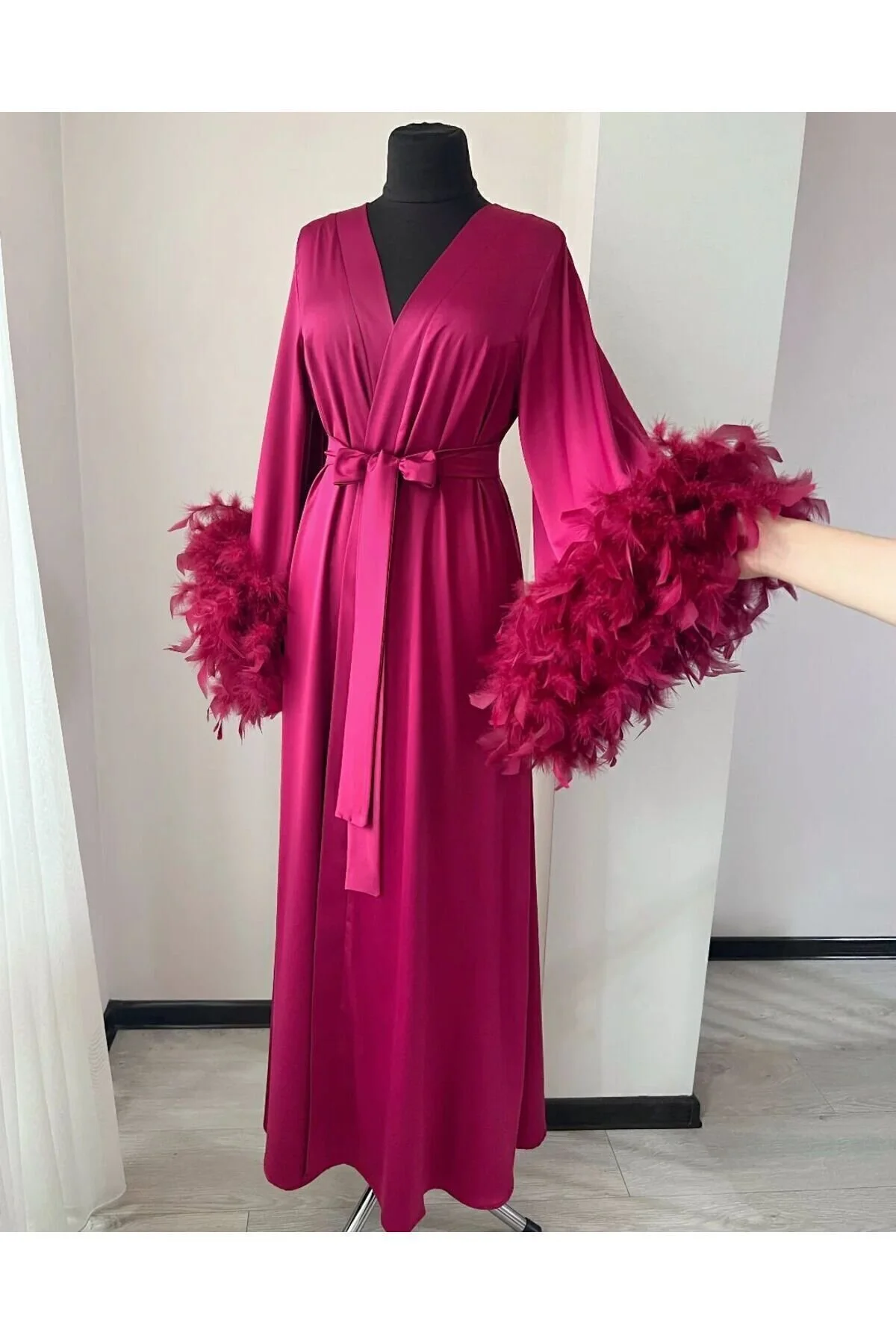 Robe Kimono Satinée à Plumes - Magenta Glamour